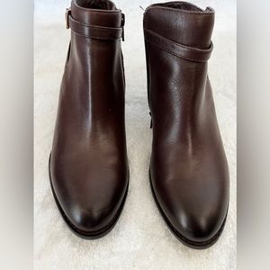 Vionic brown leather ankle boot. Excellent condition.